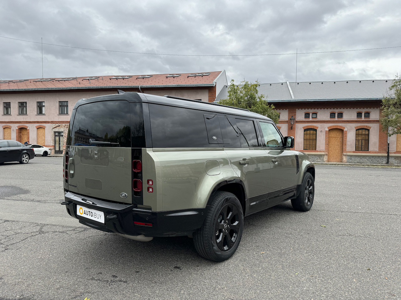 LAND ROVER DEFENDER D 300 130 X-DYNAMIC HSE | skladem | české auto po prvním majiteli | nafta | super výbava | perfektní cena | nový model legendárního offroadu | nákup online na AUTOiBUY.com